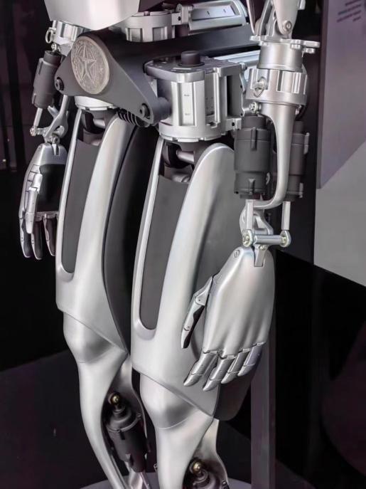 2023世界人工智能大會(huì) 智能機(jī)器人亮相引爆熱潮，最低售價(jià)百萬(wàn)引領(lǐng)行業(yè)新動(dòng)向